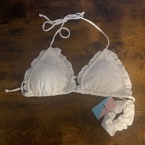 🎀4/$25🎀Beautiful White Bikini Top with matching Scrunchie! NWT!